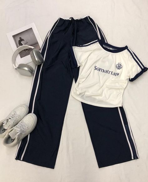 Suits Women Aesthetic, Skirts Outfits Summer, Mini Skirts Outfits, Track Pants For Women, Mini Skirts Outfits Summer, Korean Style Clothes, Her Drawing, Track Suits Women, Track Pants Outfit