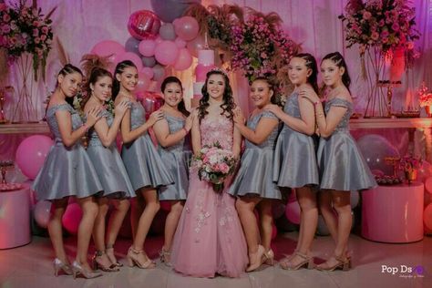 Quinceanera Damas And Chambelanes, Damas And Chambelanes Outfits, Quinceanera Dama Dresses, Chambelanes Outfits, Quinceañera Photoshoot Ideas, Beauty And The Beast Quince, Quince Photoshoot Ideas, Quinceanera Pictures, Quinceanera Themes Dresses