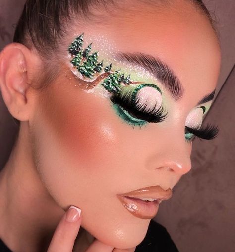 Christmas Makeup Looks 2023, Christmas Light Makeup, Creative Christmas Makeup Ideas, Christmas Tree Makeup, Creative Christmas Makeup Looks, Christmas Eye Makeup Ideas, Makeup Noel, Ornament Makeup, Extraordinary Makeup