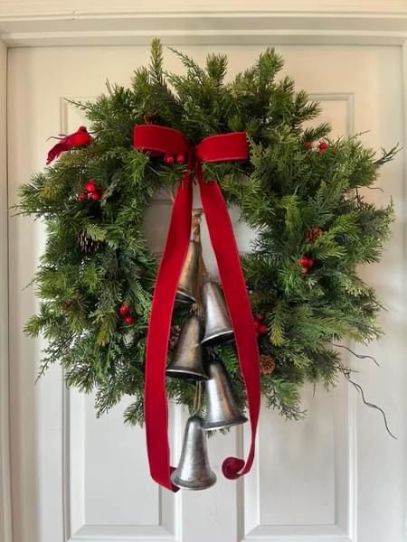 Christmas Wreaths For Front Door Diy, Simple Christmas Wreath Ideas, Natal Natural, Christmas Stairs Decorations, Christmas Stairs, Red Christmas Wreath, Lights For Christmas, Christmas Door Wreath, Christmas Prep