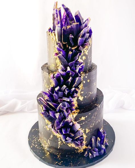 Stylish Black Wedding Cakes ★ black wedding cake cke with voilet ctystal cakesbyhillary Pagan Wedding Cake Ideas, Purple Black Wedding Cake, Amethyst Wedding Cake, Black And Purple Wedding Cake, Witchy Wedding Cake, Black Geode Cake, Black Tie Cake, Wedding Cake 2023, Wedding Cakes Black