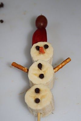 Healthy christmas snack for kids - banana snowmen on a skewer Banana Snowman, Healthy Christmas Snacks, Winter Snack, Preschool Snacks, Healthy Christmas, Holiday Snacks, Cute Snacks, Christmas Snacks, Fun Kids Food