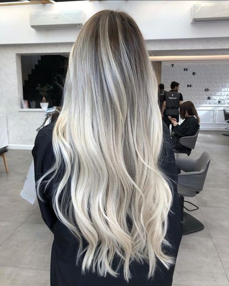 Platinum Blonde With Dark Roots // ig: @ilhankaymak Ice Blonde Dark Roots, Platinum Blonde Hair Balayage Dark Roots, Platinum Dark Roots, Dark Roots Icy Blonde Hair, Smudge Root Blonde Platinum, Ice Blonde Balayage Dark Roots, Platinum Blonde Hair With Roots, Platinum Hair With Dark Roots, Platinum Hair Dark Roots