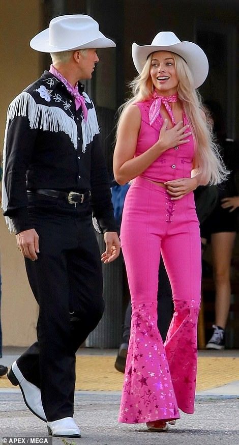 Ryan Gosling And Margot Robbie, Pink Boiler Suit, Barbie Cosplay, The Barbie Movie, Barbie Sets, Wilde Westen, Western Style Shirt, Barbie Outfits, Barbie Costume