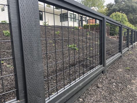 All black Hog wire // Photo of JB Fence Company - San Leandro, CA, United States. Hogwire Gate Ideas, Dog Yard Fence, Hog Panel Fencing, Cattle Panel Fence, Hog Wire Fence, Diy Backyard Fence, Home Fencing, Wire Fencing, Modern Fence Design