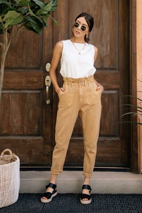 Mode Ab 50, Tan Pants, Elegante Casual, Trik Fotografi, Looks Style, Mode Inspiration, Outfits Casuales, Modest Outfits, Look Fashion