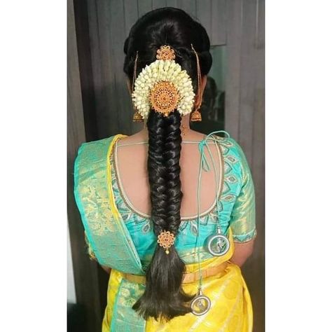 Traditional Hairstyle For Saree, Indian Hairstyles For Saree, Hairstyle For Saree, Messy Braided Hairstyles, Beauty Tips Hair, Simple Bridal Hairstyle, South Indian Wedding Hairstyles, Bridal Hair Decorations, Bridal Hairstyle Indian Wedding