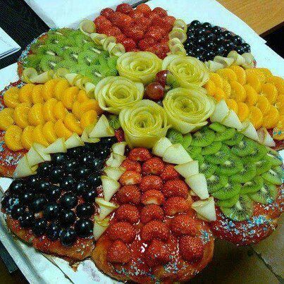 Flower fruit tray Fruit Buffet, Fruit Platter Designs, Decorações Com Comidas, Party Food Platters, Fruit Arrangements, Food Carving, Fruit Pizza, Veggie Tray, Fruit Carving