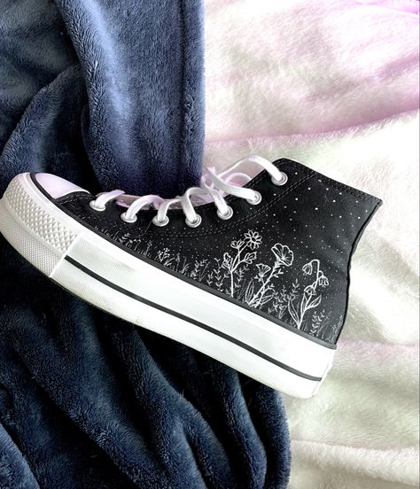 Converse flower design painted on with acrylic paint pen Painting On Black Shoes Ideas, Painted Converse Black, Painted Low Top Converse, Painter Converse, Black Converse With Flowers, Black Converse Designs Diy, Black Shoe Painting Ideas, Costume Converse Shoes, White Converse Drawn On