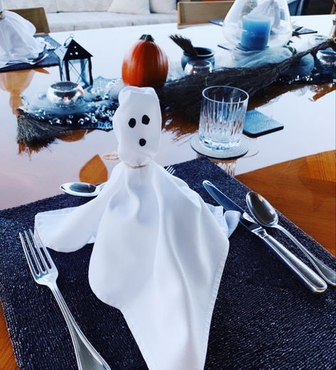 Napkin Ghosts, Halloween Napkin Folding, Diy Halloween House Decorations, Ghost Napkins, Diy Place Settings, Folding Napkins, Beautiful Napkin Folding, Lunch Tray, Napkin Art