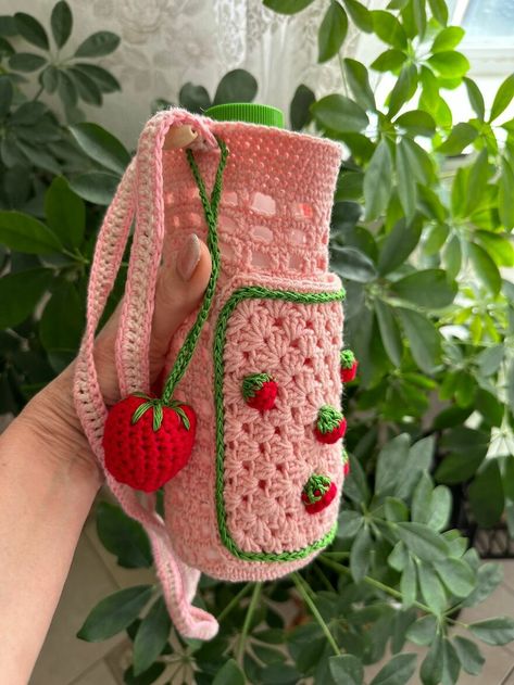 Crochet Water Bottle Holder Pattern Free, Water Bottle Crochet Holder, Water Bottle Bag Crochet, Water Bottle Crochet, Crochet Water Bottle Bag, Crochet Bottle Bag, Water Bottle Holder Crochet, Crochet Bag Design, Ella Core