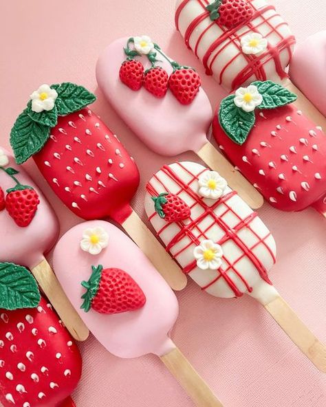 Strawberry Cake Pops, Sweet Baby Shower Ideas, Strawberry Birthday Cake, First Birthday Cupcakes, Strawberry Shortcake Birthday, Strawberry Shortcake Cake, Strawberry Shortcake Party, Baby Birthday Themes, Baby Shower Treats