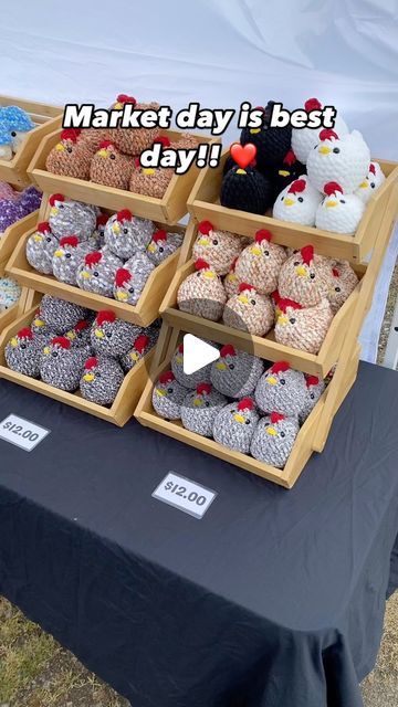 Fall Market Table Display, Tabletop Display Craft Fairs, Bazaar Set Up Ideas Booth Displays, Market Displays Booth Ideas Crochet, Handmade Shop Ideas, Crochet Vender Display, Crochet Bazaar Ideas Craft Fairs, Christmas Market Stand Ideas, Craft Fair Crochet Display