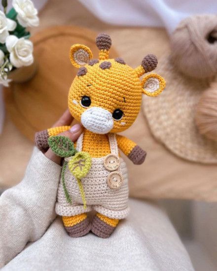 Girafe free pattern Crochet Giraffe Pattern, Crochet Giraffe, Christmas Crochet Patterns Free, Crochet Slippers Free Pattern, Giraffe Crochet, Crochet Baby Toys, Giraffe Pattern, Sweet Cake, Crochet Amigurumi Free Patterns