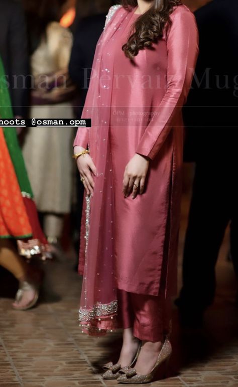 Raw Silk Dress Pakistani Simple, Plain Silk Suit Designs, Plain Salwar Suit Designs, Pakistani Pattern, Jeans Casual Outfit, Casual Outfit Summer, Plain Suit, Summer Outfits Casual, Classy Suits