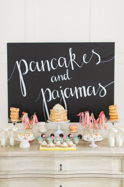 Pajama Birthday Parties, Teenager Party, Brunch Party Decorations, Pancake Party, Pyjamas Party, Pancakes And Pajamas, Sleepover Birthday, Anniversaire Diy, Pj Party