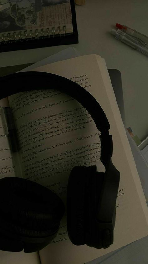 Aesthetic Headphone Pictures, Read A Book Instead Wallpaper Black, Headphones Wallpaper Backgrounds, Ταπετσαρία Iphone Aesthetic, Book Core Wallpaper, Black Aesthetic Mood Pics, Black Book Background, Iphone Wallpaper Aesthetic Music, Music Core Wallpaper