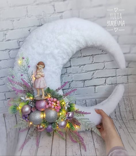 Moon Wreath, Christmas Centers, Deco Mesh Christmas Wreaths, Christmas Decorations Wreaths, Christmas Centerpieces Diy, Easy Christmas Decorations, Cuisine Recipes, Christmas Decoration Items, Felt Christmas Ornaments