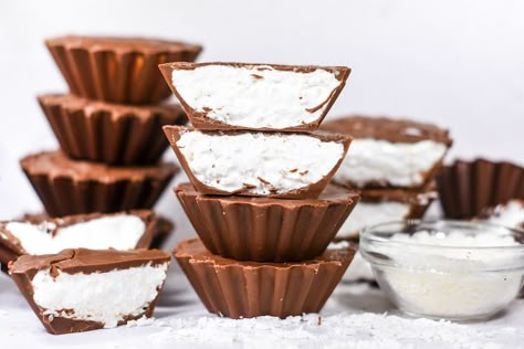 A recipe for homemade Mallo Cups, featuring the classic Mallo Cup ingredients: milk chocolate, marshmallow, and coconut. Mallow Cups Recipe, Homemade Mallow Cups, New York Costume, Mallow Cups, Marshmallow Recipes, Homemade Marshmallow Fluff, Candy Creations, Coconut Cups, Chocolate Marshmallow