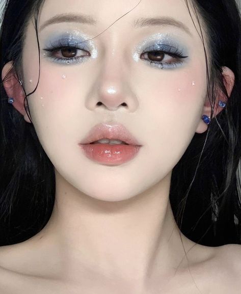 Aesthetic Pink Color, Eyelash Aesthetic, Cool Tone Eyeshadow, Face Claim For Shifting, Makeup Look Blue, Photo Card Ideas, Album Cover Ideas, Photocard Ideas, Anime Eye Makeup