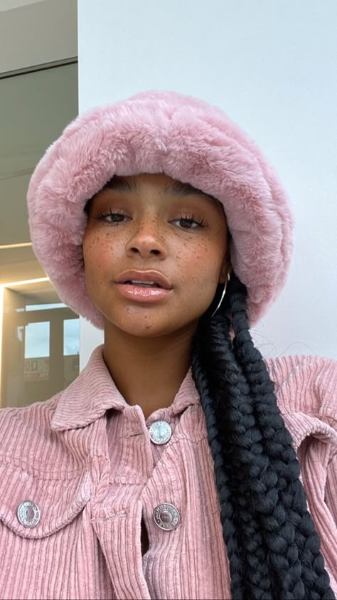 Aiyana Lewis, Bob Chapeau, Hats Cute, Fuzzy Bucket Hat, Winter Bucket Hat, Warm Hats, Winter Fashion Outfits Casual, Style Japonais, Hat Design