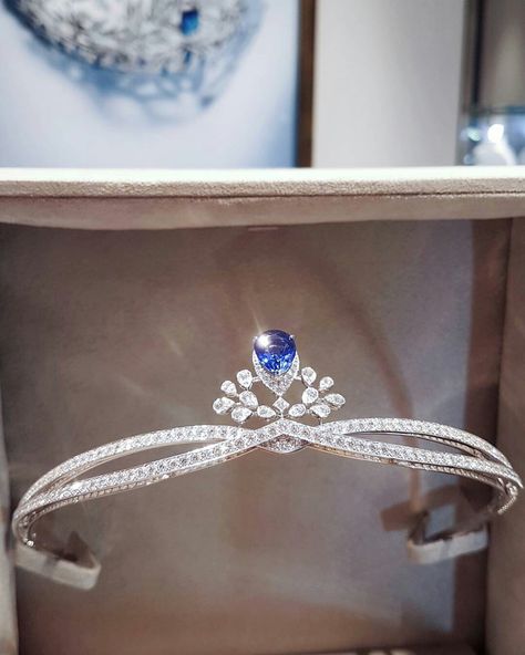 Falling in love with the blue... @chaumetofficial Josephine Aigrette Impérial centre Sapphire tiara, available at Chaumet London New Bond Street #CHAUMET #bridal Tatoo Crown, Chaumet Tiara, Sapphire Tiara, Blue Tiara, Tiaras Jewellery, Beautiful Tiaras, Royal Tiaras, Diamond Tiara, Royal Jewels