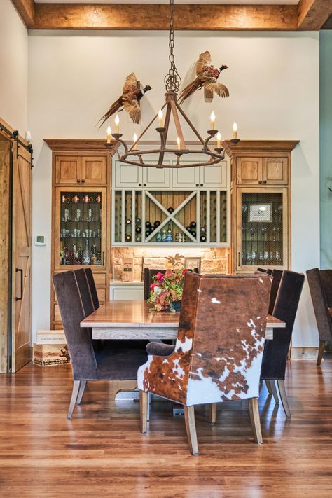 Brown And White Dining Room, Western Dining Room Ideas, Orange Kids Rooms, Cowhide Chairs, Western Dining Room, Lodge Dining Room, Cabin Dining Room, Glam Dining Room, Banquette Dining