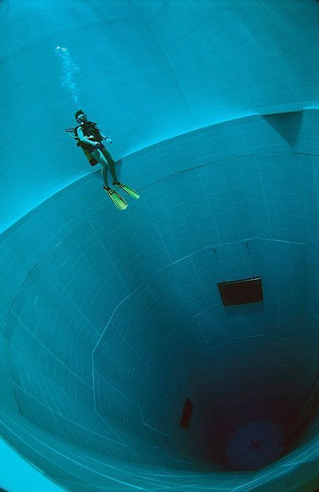 Deepest Swimming Pool, Weird Fears, Image Illusion, Deep Pool, Creepy Core, Creepy Images, Water Aesthetic, Dreamcore Weirdcore, Pool Rooms