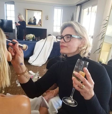 Pati Dubroff Makeup Bag: Dubroff applying makeup on the job Margot Robbie Makeup, Famous Makeup Artists, Special Occasion Makeup, Mattifying Primer, Vanessa Williams, Young Celebrities, Celebrity Makeup Artist, Skin Prep, Lip Butter