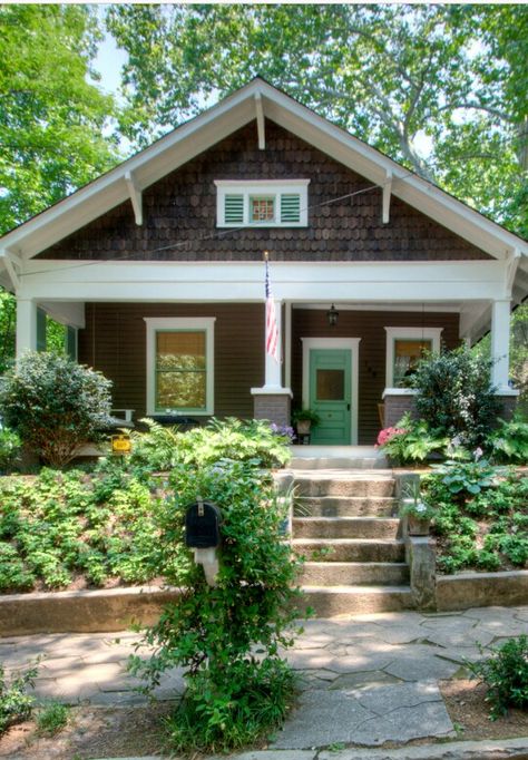 Front house colors Craftsman Bungalow Exterior, Craftsman Home Exterior, Porch Landscaping, Pretty Homes, Bungalow Renovation, Craftsman Bungalow, Bungalow Exterior, Bungalow Homes, Cottages And Bungalows