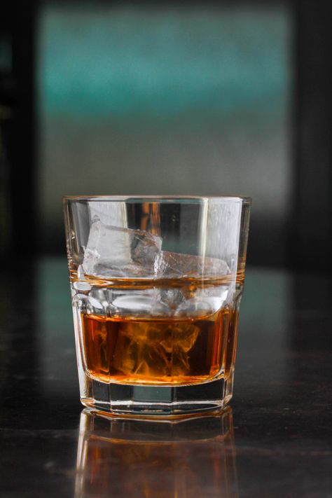 Whiskey on rock glas with dark | Premium Photo #Freepik #photo #rock #glass #alcohol #dark Glass Of Whiskey Aesthetic, Son Drawing, Melanie Harlow, Whiskey On The Rocks, Dream Boards, Manga Ideas, Nice Food, Already Gone, Chef Kitchen