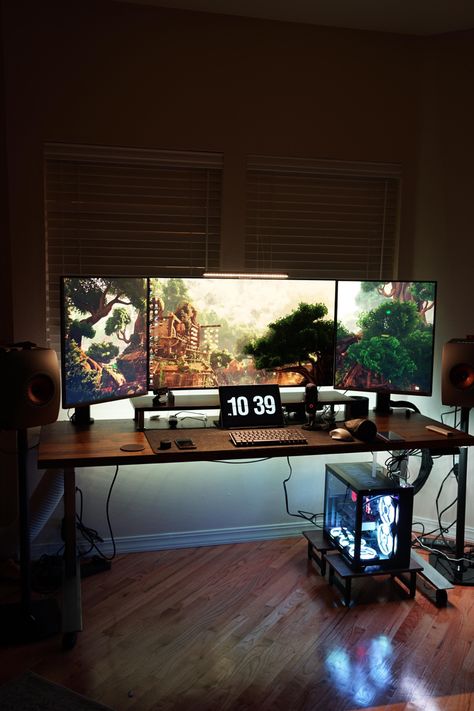 Triple Monitor Desk Setup, Triple Monitor Setup, Computer Decor, Desktop Ideas, Pc Room, Monitor Setup, Setup Inspiration, Computer Desk Setup, Desk Setups