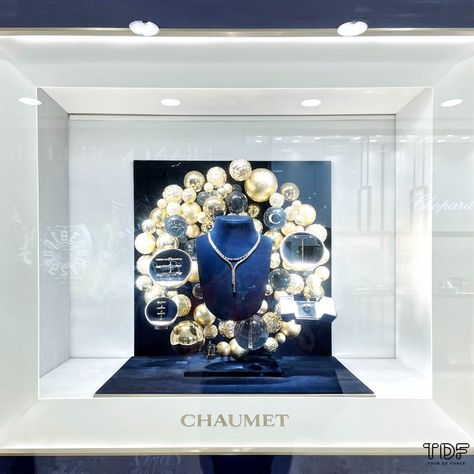 Christmas Windows - Chaumet | TDF - Visual Merchandising Manufacturer Christmas Windows, Jewelry Store Design, Christmas Window Display, Gorgeous Christmas, Christmas Store, Christmas Window, Holiday Jewelry, Christmas Jewelry, Window Display