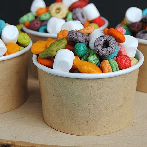 Make a fun, rainbow colored snack mix with assorted rainbow colored tasty treats! This easy colorful Rainbow Snack Mix is perfect for St. Patrick's Day! Noah's Ark Snack, Trail Mix Kids, Pistachio Fluff, Leprechaun Tricks, Fruit Granola, Rainbow Snacks, Rainbow Layer Cakes, Fish Crackers, Camping Snacks