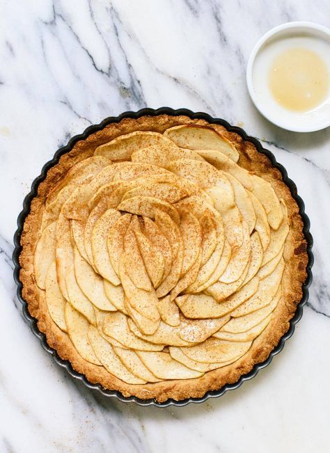 This delicious apple tart features an easy crust made with almond and oat flour. It's gluten free and easily made vegan/dairy free, too! cookieandkate.com Dairy Free Quiche, Dairy Free Quiche Recipes, Tart Crust Recipe, Apple Tart Recipe, Gluten Free Apple, Fruit Pizza Sugar Cookie, Bar Mini, Cake Mug, Quiche Recipe