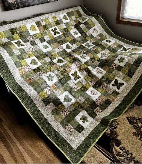 Forest Green Quilts Ideas, Patchwork Blankets, Green Quilts, Quilt Board, White Quilts, Patchwork Blanket, Green Quilt, Quilts Ideas, White Quilt