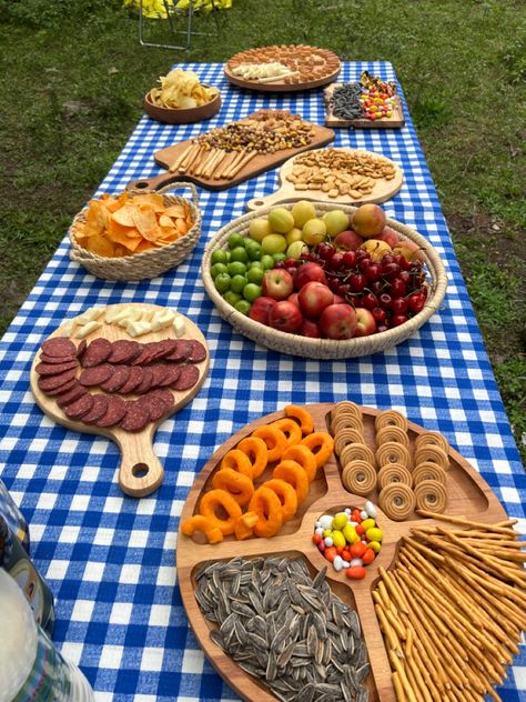 Write On Pictures, Picnic Date Food, Picnic Inspiration, Picnic Decorations, Picnic Ideas, Picnic Date, Mini Table, Picnic Foods, Table Setup