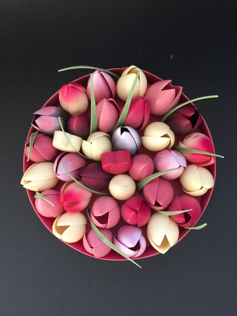 Chocolate Tulips, Flower Cake Decorations, Tulips Bouquet, Chocolate Work, Foodie Art, Chocolate Art, Valentine Cake, Ideas Food, Easter Chocolate