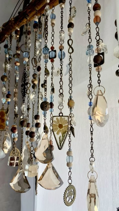 Beaded Sun Catchers Diy, Handmade Wind Chimes Crafts, Wind Chimes Diy Suncatchers, Beaded Wind Chimes Diy, Beaded Chimes, Beaded Windchimes, Beaded Wall Hanging, Carillons Diy, Crystal Suncatchers Diy