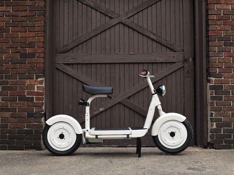 fido is a fetching electric scooter built to outrun its gas-powered counterparts Electronic Bike, Electric Scooter Design, Electric Bike Kits, Best Electric Scooter, Electric Moped, Scooter Design, Cruiser Bicycle, Scooter Bike, Custom Bicycle