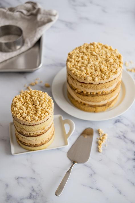 This Dulce de Leche Layer Cake has three cake layers. In between you have plenty of creamy dulce de leche and crunchy milk crumbs. This cake is full of variety: fluffy, creamy, crunchy, sweet, salty and buttery... absolutely divine! If you like caramel, you will love this cake 🧡. Cake With Crunchy Layer, Tres Leches Layer Cake, Layer Cake Ideas, Crunchy Cake, Momofuku Cake, 4 Layer Cake, Milk Cakes, Momofuku Recipes, Milk Bar Cake