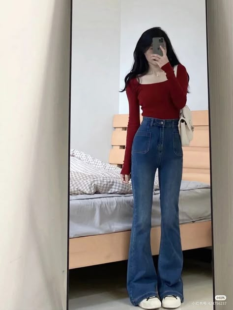 Trendy Outfits Flare Jeans, Flair Outfit Jeans, How To Style Flared Jeans Summer, Outfit Inspo Bell Bottoms, Lalisa Outfits Casual, Casual Girly Outfits Jeans, Kpop Jeans Outfit, Dark 90s Fashion, Flair Jeans Outfit Aesthetic