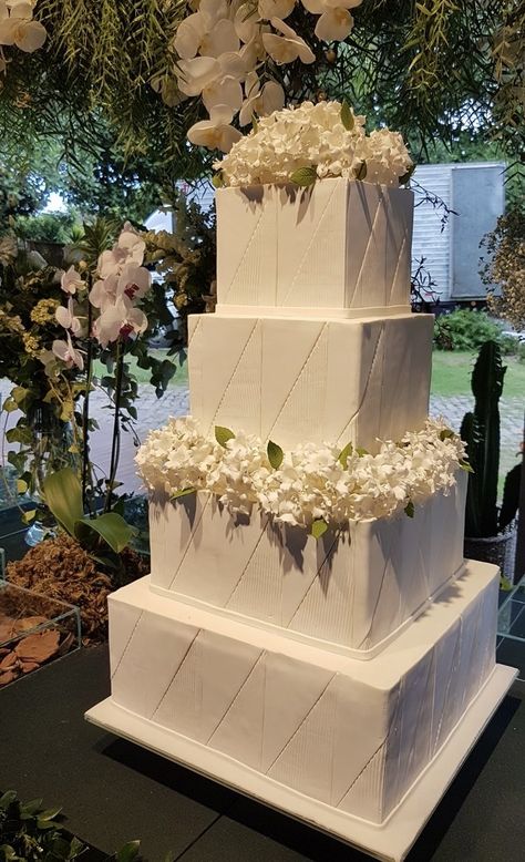 Wedding Cake Designs Elegant, Cakes Elegant, Wedding Cake Table Decorations, Italian Wedding Cakes, Backyard Celebration, Wedding Cakes Elegant, Square Wedding Cakes, Wedding Cake Ideas, Dream Wedding Cake