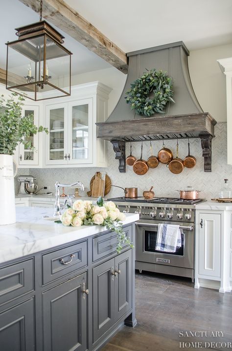 French Country Style Kitchen, Model Dapur, Glass Kitchen Cabinets, French Country Decorating Kitchen, Irish Country, Country Kitchen Designs, Kabinet Dapur, French Country Kitchens, Farmhouse Kitchen Cabinets