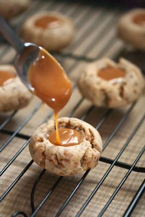 Coffee Toffee, Thumbprint Cookies Recipe, Toffee Cookies, Crinkle Cookies, Thumbprint Cookies, Coffee Dessert, Crumpets, Cookie Crumbs, Cookie Desserts