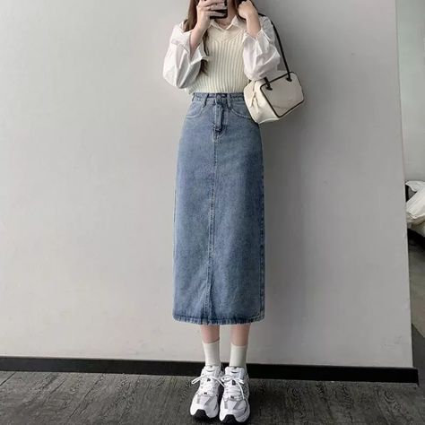 Denim Skirts Long, Medium Length Skirt Outfits, Long Skirt Denim Outfit, Petite Long Skirt, Mid Length Skirt Outfit, Denim Long Skirt Outfit, Japan Fashion Casual, Jean Skirt Outfits Fall, Long Skirt Denim