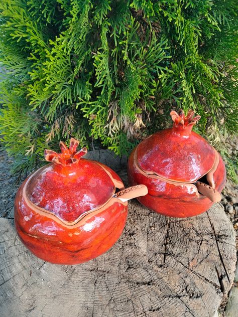 Ceramic handmade spice jar Pomegranate Kitchen Decor, Clay Spice Jars, Cool Mugs Ceramics, Pomegranate Theme, Pomegranate Sculpture, Food Pottery, Funky Pottery, Jars Ceramics, Pomegranate Ceramic