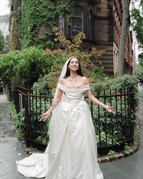 Lauren Rodriguez Wedding, Vivienne Westwood Vintage Wedding Dress, Styling Wedding Dress, Vivienne Wedding Dress, Madonna Wedding Dress, Alison Roman Wedding, Wedding Dress 90s Style, Vintage Wedding Aesthetic Dress, My Lady Jane Wedding Dress