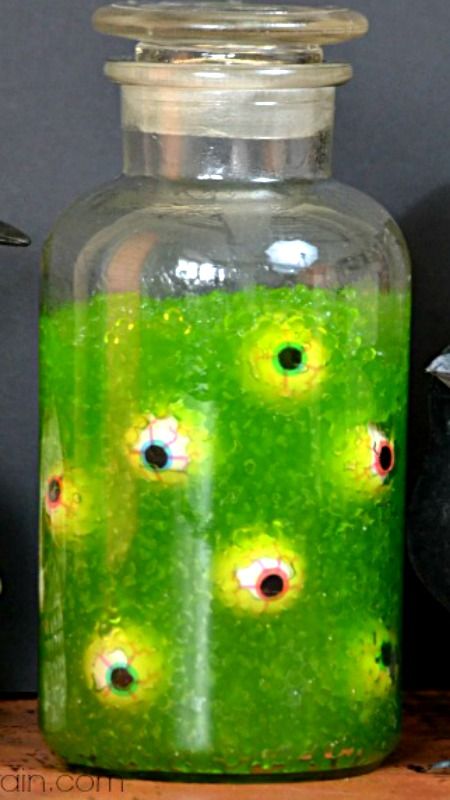 DIY Slimy Eye of Newt Jar ~ easy and fun Halloween party decor... made with small tapioca pearls, food coloring (electric green), glow sticks and eyeball super balls Ide Halloween, Halloween Decorations Party Scary, Mad Scientist Halloween, Eye Of Newt, Mad Scientist Party, Halloween Jars, Treats Halloween, Dollar Tree Halloween, Halloween Bottles