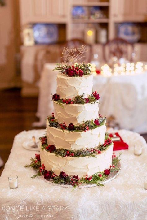 January Wedding Cake, Winter Wedding Desserts, Christmas Theme Wedding Ideas, Simple Christmas Wedding, Christmas Wedding Cake Ideas, Christmas Wedding Colors, Wedding Cake Christmas, Christmas Wedding Dress, Winter Wedding Cake Ideas